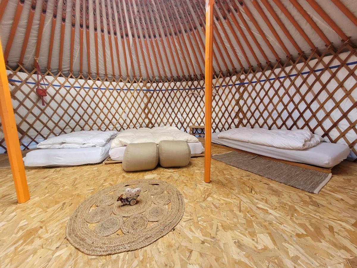 Готель Slapen Tussen De Ezels In De Yurt Арсгот Екстер'єр фото